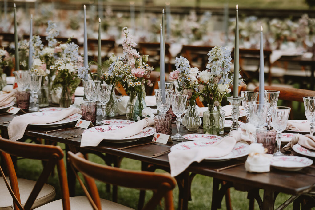 Decorazione floreale e candele colorate su tavolo imperiale durante un matrimonio alla Cedrina