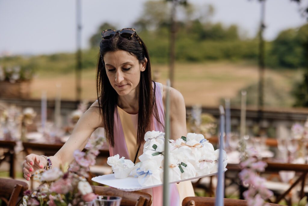 Matrimonio alla Cedrina, la wedding planner Serena Costantino cura minuziosamente la posa dei segna posti.