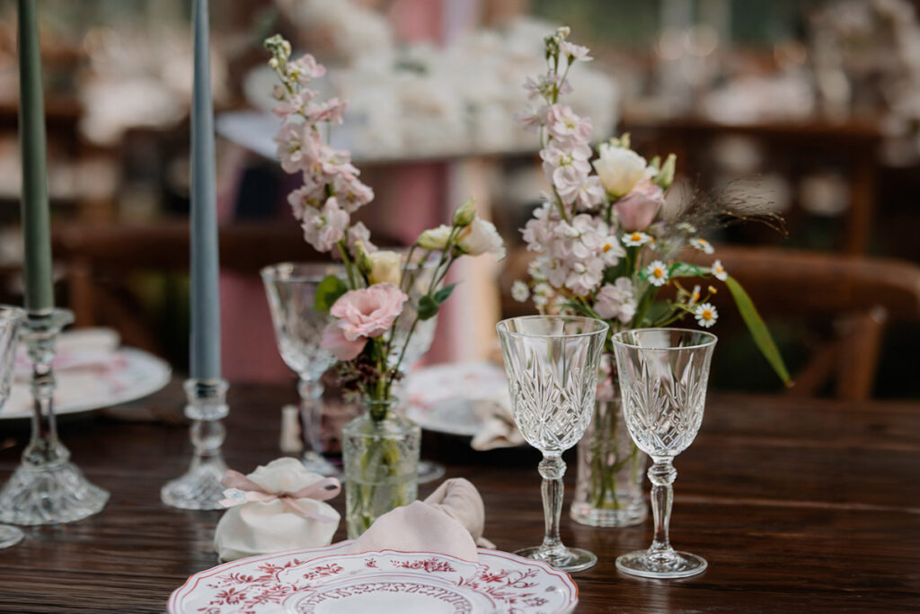 Ma trimonio alla Cedrina. Allestimento floreale su tavolo imperiale percon fiori di stagione e candele