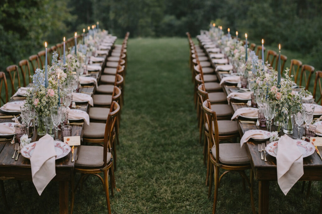 Ricevimento di matrimonio alla Cedrina nel giardino storico con tavoli imperiali davanti alla villa