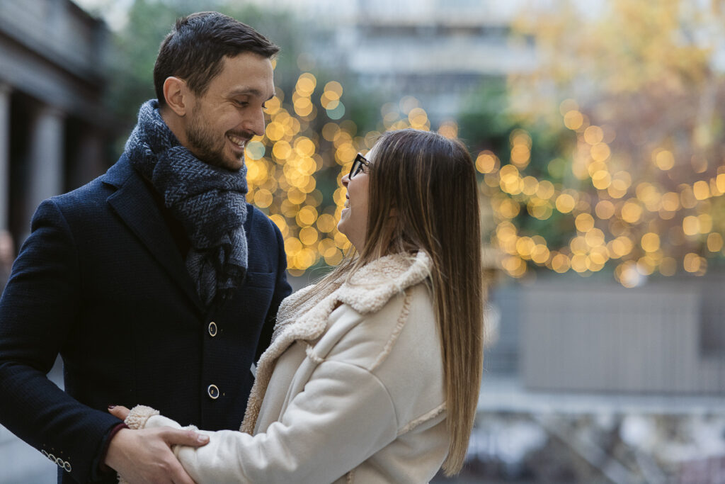 prewedding natalizio a Torino nel Bosco Urbano con le luci natalizie sfocate