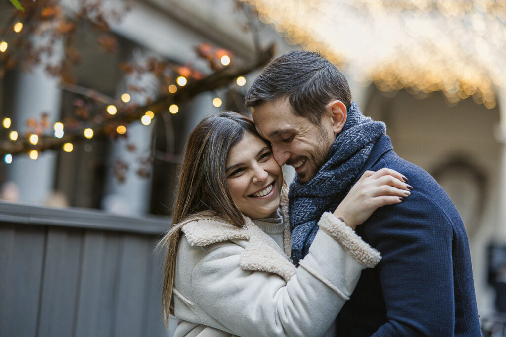 coppia abbracciata durante il prewedding natalizio a Torino nel Bosco Urbano delle Gallerie d'Italia