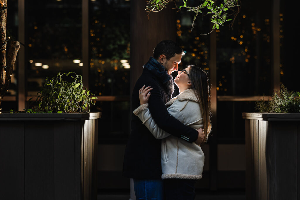 prewedding natalizio a Torino con foto serali e e lucine di natale, flash esterno off camera che crea rim light