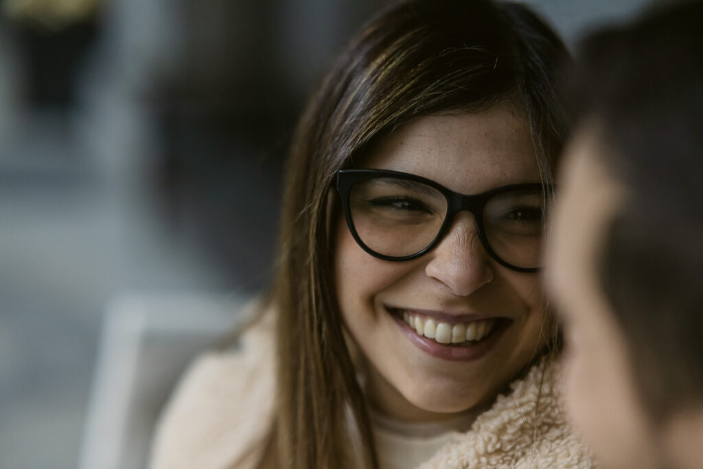 Pre-wedding natalizio a Torino, Beatrice sorride felice