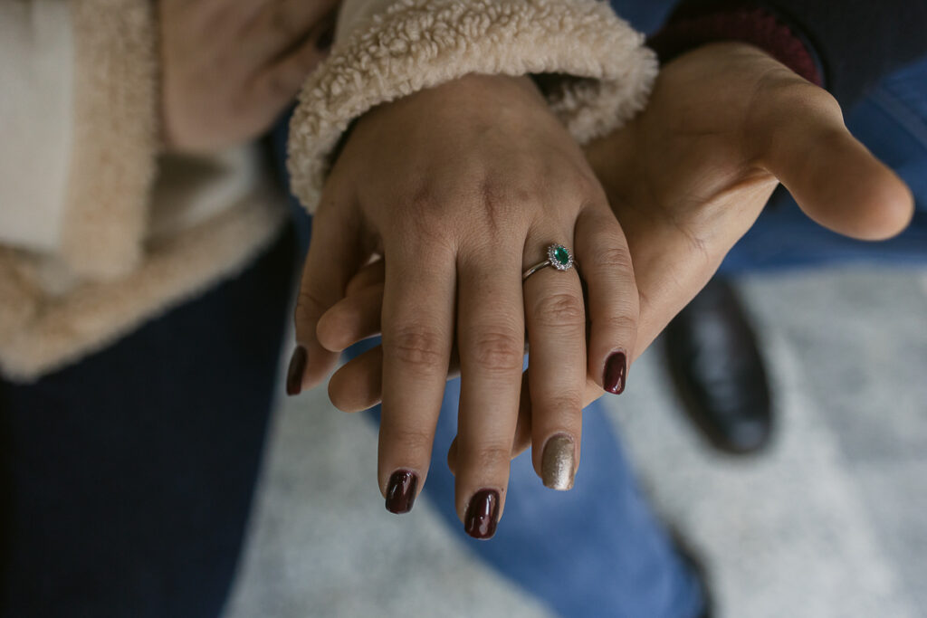 Anello di fidanzamento di Beatrice - prewedding natalizio a Torino