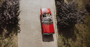 Matrimonio a Tigliole d’Asti arrivo degli sposi in Cadillac rossa visto dall’alto