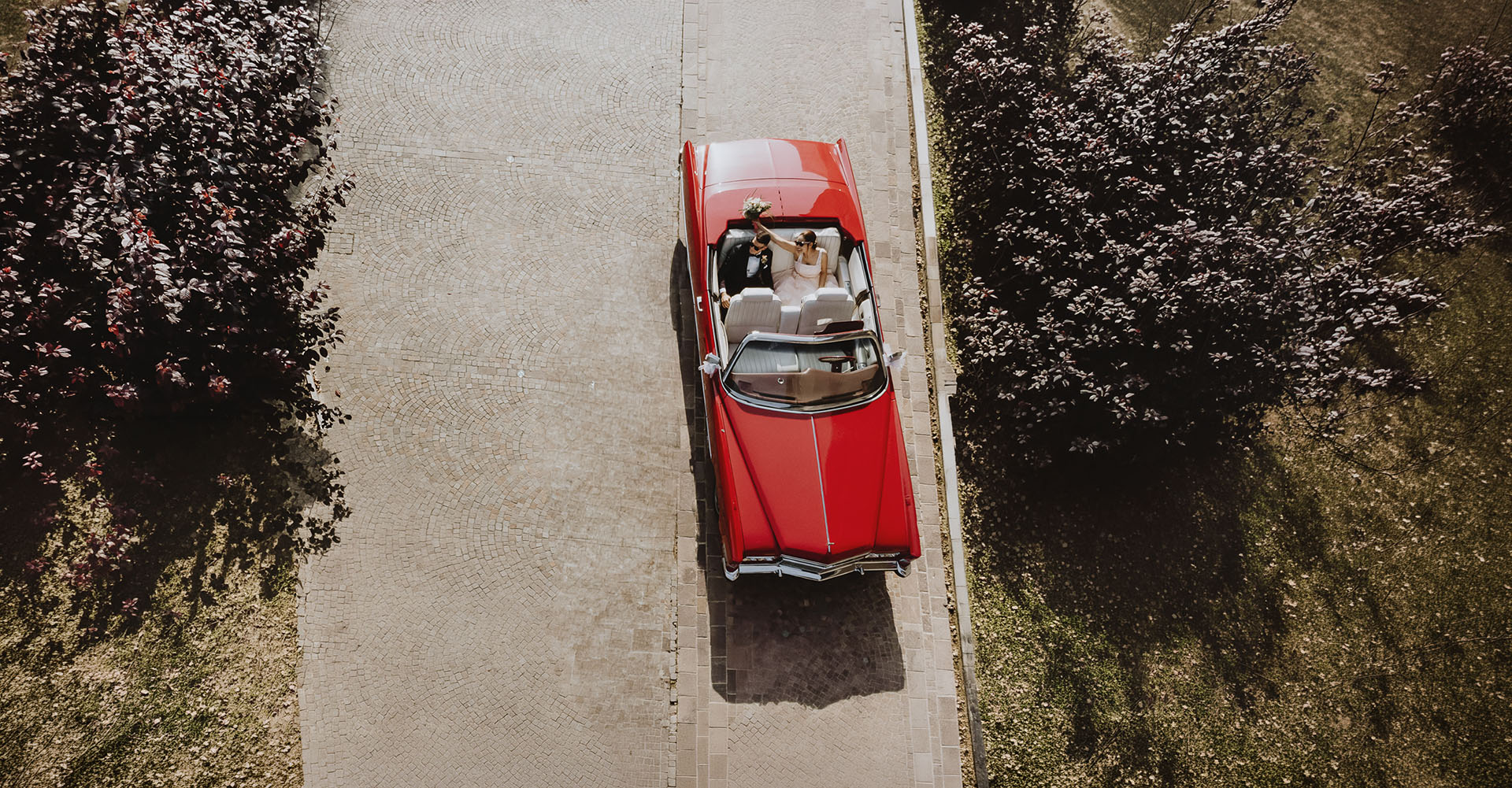 Matrimonio a Tigliole d’Asti arrivo degli sposi in Cadillac rossa visto dall’alto